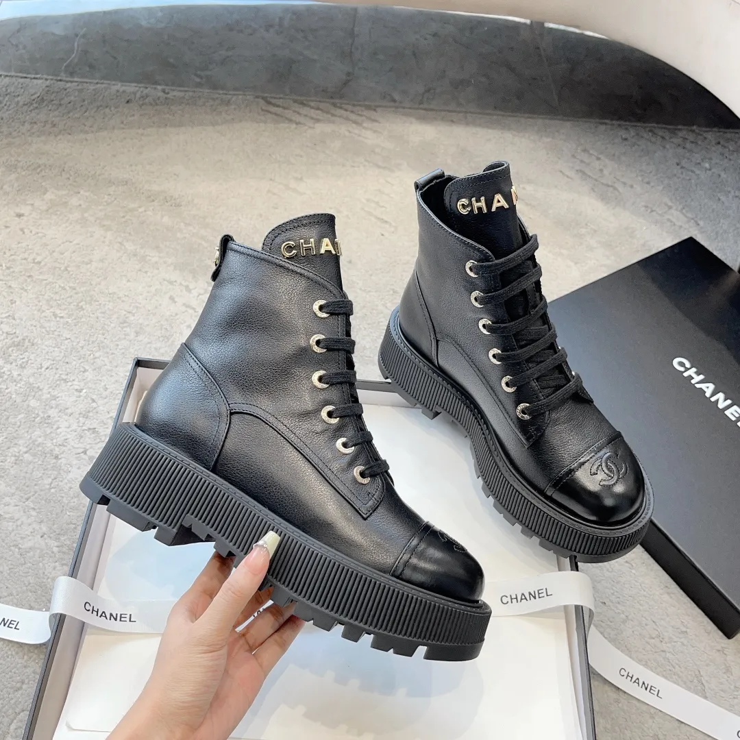 👟👟Ex-factory price 560☀️☀️Women’s shoe factory Chanel23b Xiaoxiang new autumn and winter thick-soled Martin boots! I really love this style. It’s irresistibly luxurious and gorgeous. It’s a must-have for girls. The instep strap design is easy to put on and take off. ▪Pebbled cowhide upper ▪Sheep leather lining ▪Heel height 5cm ▪Original molded combined outsole ▪Size: 35-40 (customized for 40)
